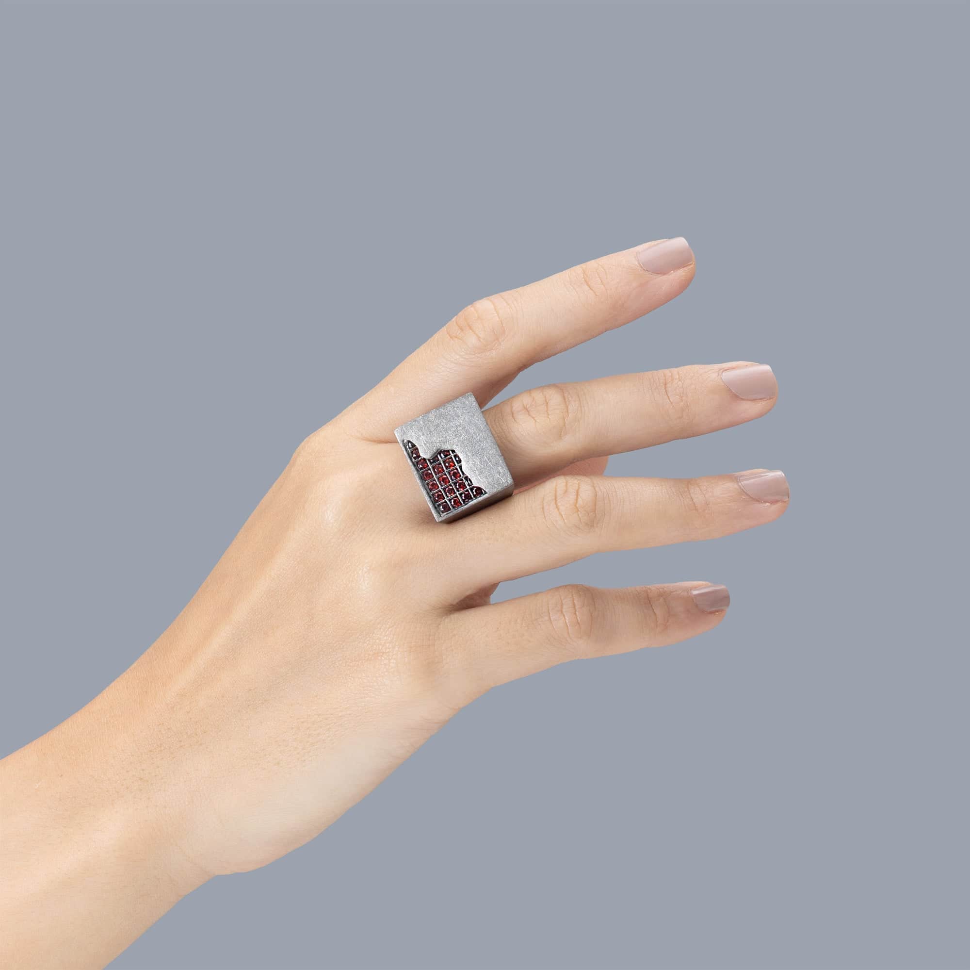 Kratos Singular Edition 925 Silver Signet Ring with Red Garnet Tiles