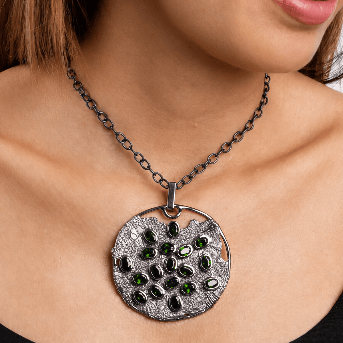Nazar Singular Edition Natural Oval Cut Chrome Diopside Silver Disc Pendant