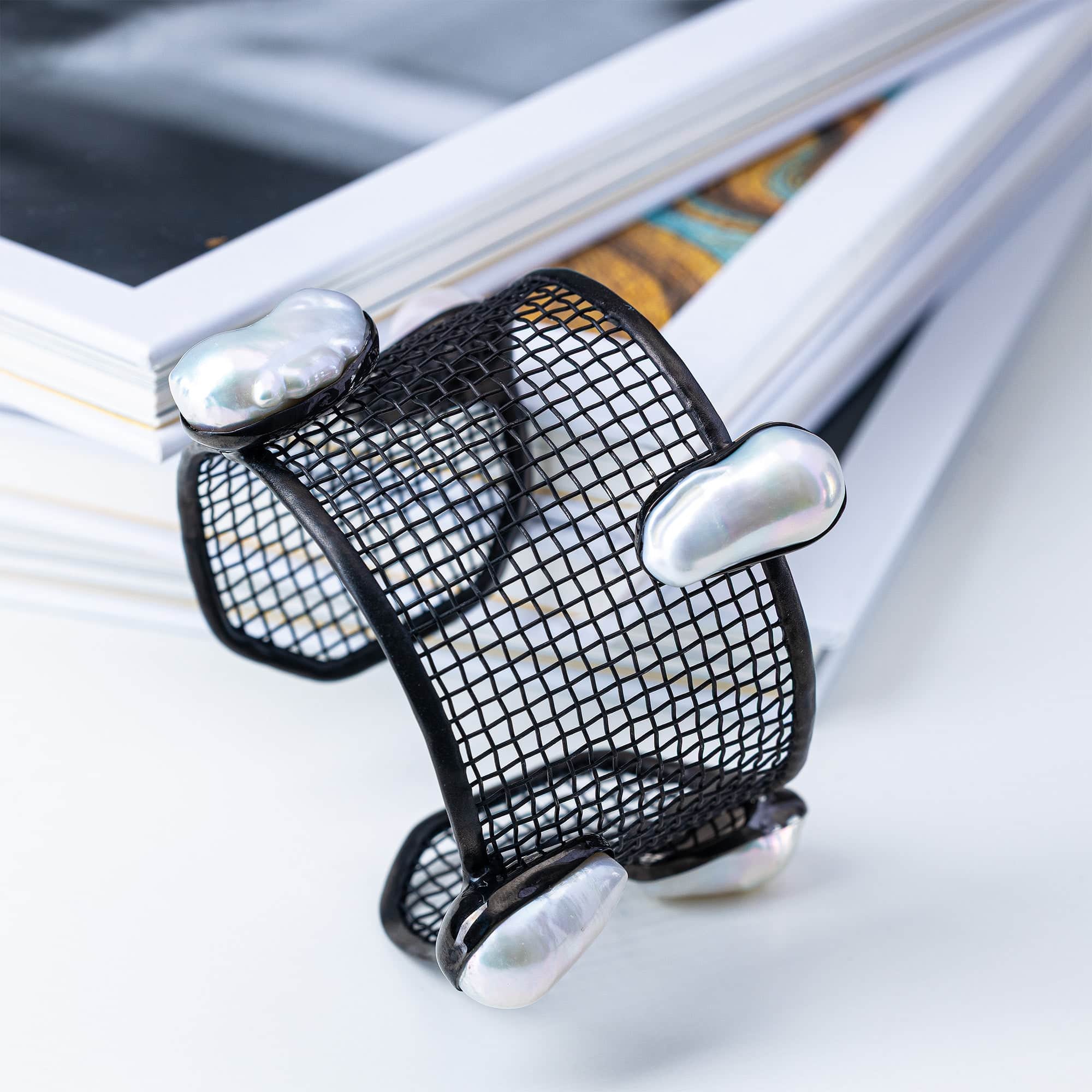 Kalon Singular Edition Titanium Mesh & Silver Bangle in Anthracite with Baroque Pearl