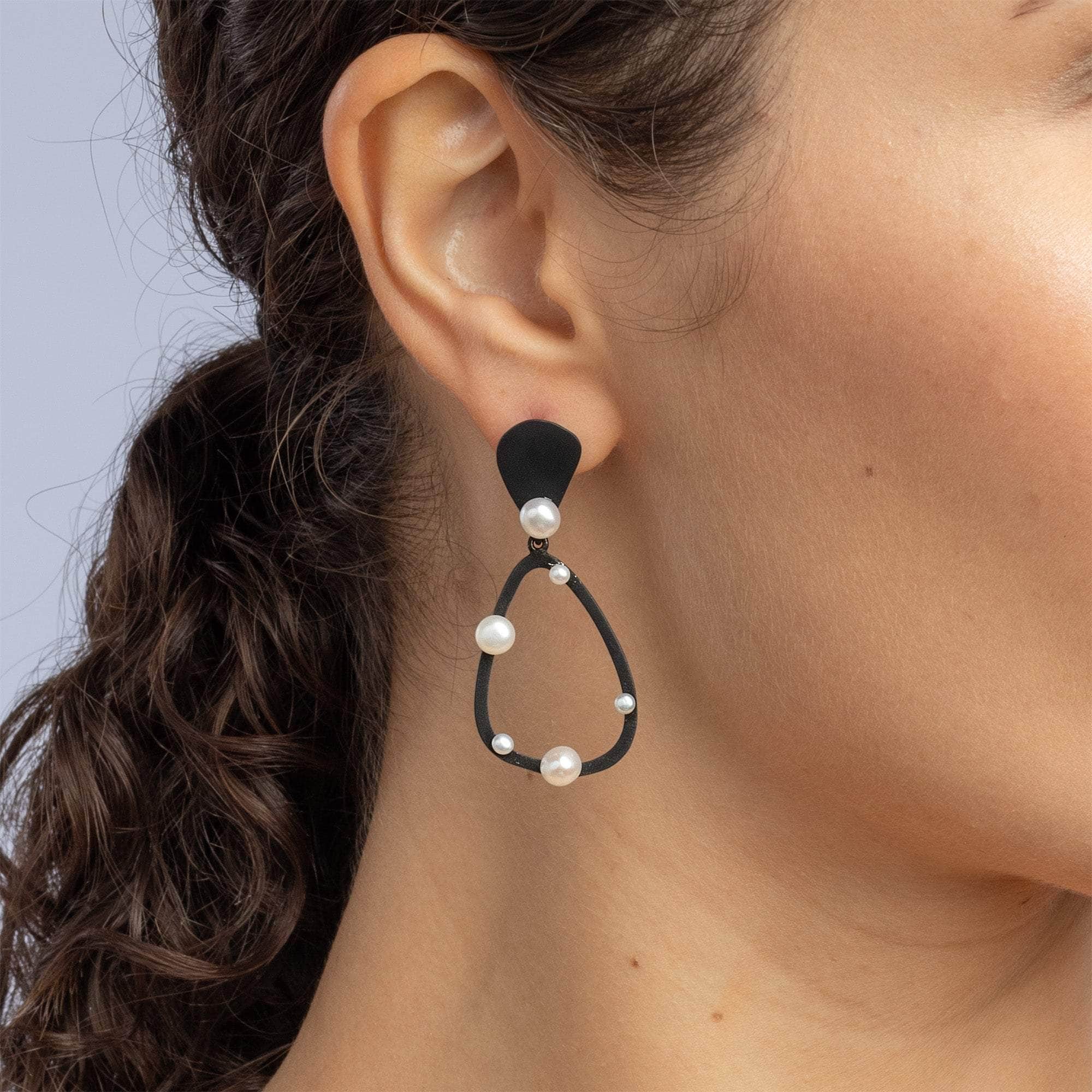Dyad Asymmetric Black & White Earrings with Cultured White Pearl in 925 Silver (Anthracite and White Rhodium-Plated)