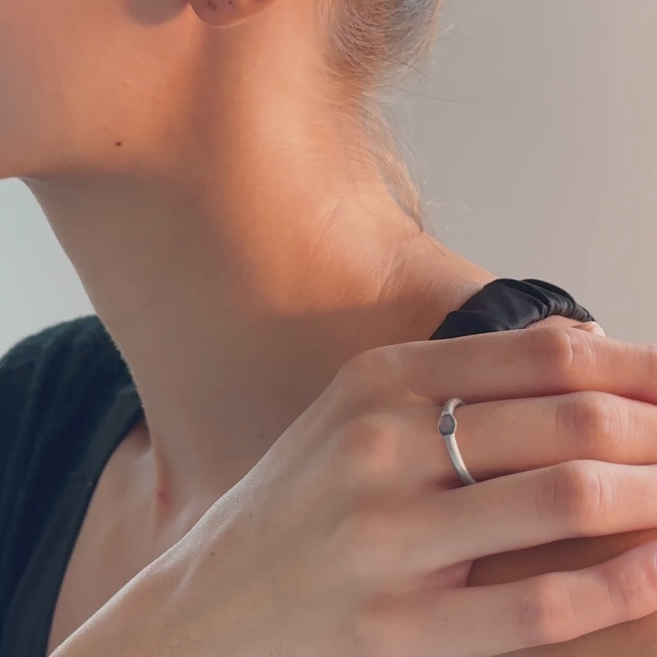 Kleo Blue Sapphire Ring (White Rhodium)