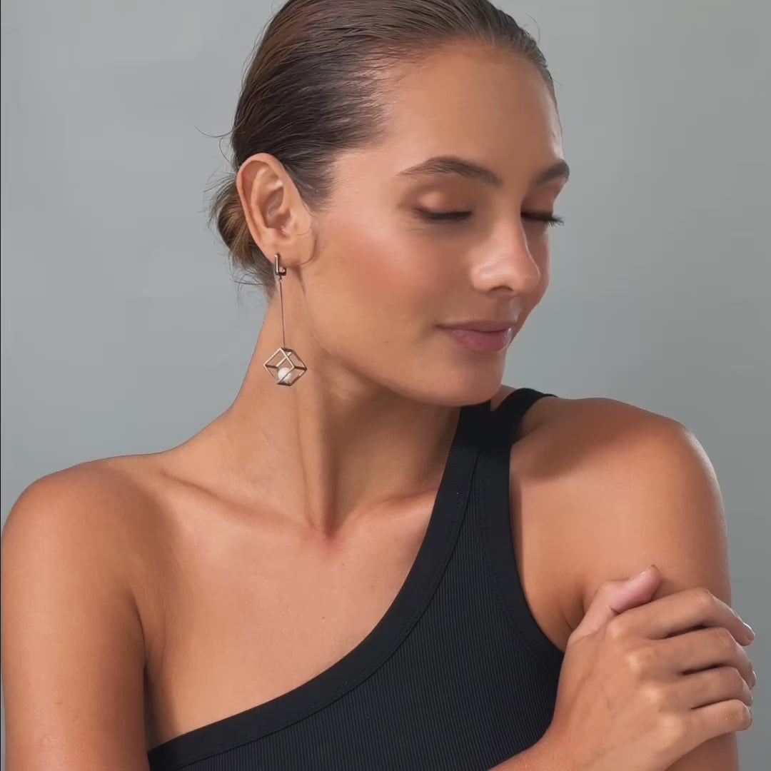 Limpo Minimalist Silver Earrings with White&Gray Pearl in Cubes