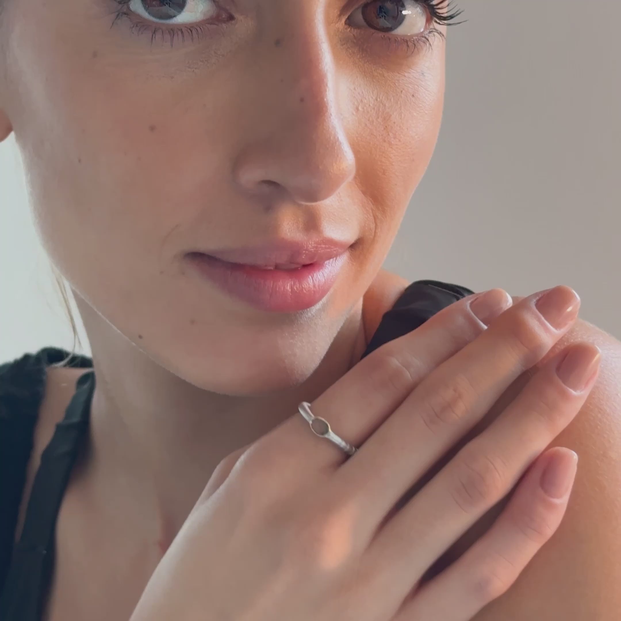 Thina Green Sapphire Ring (White Rhodium)