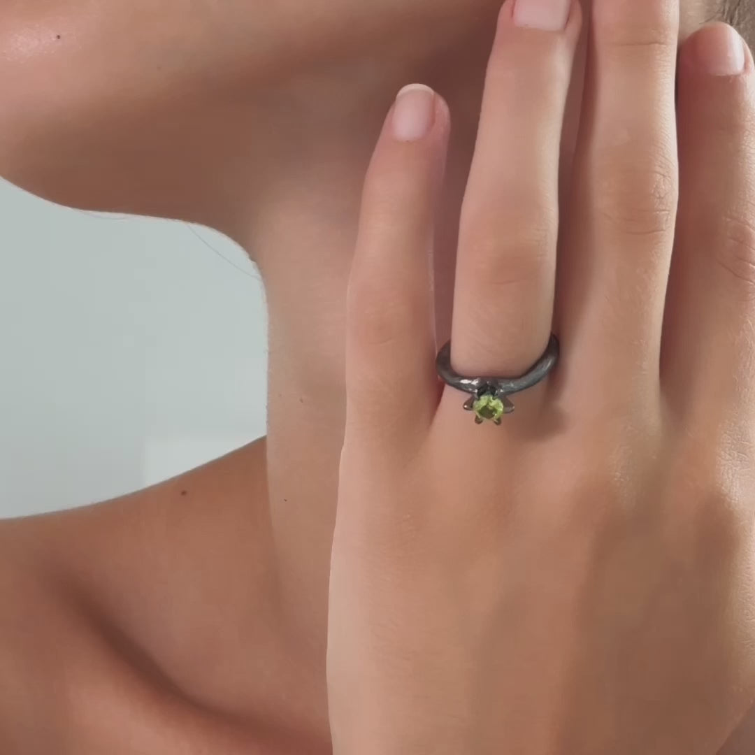 Zei Minimalist Black Silver Ring with Natural Round-Cut Peridot