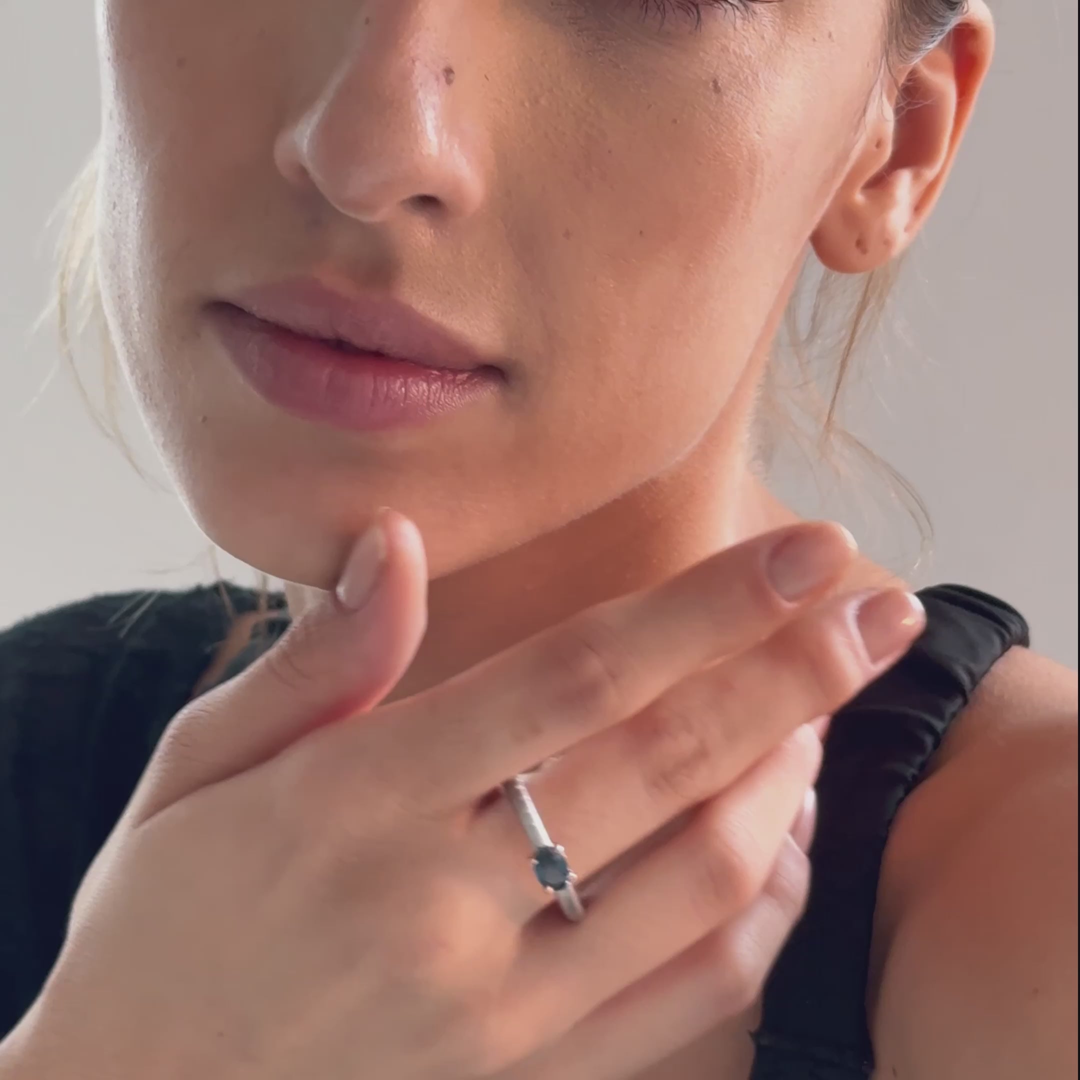 Nabu Minimalist Design Natural Blue Sapphire Ring (18K Gold & White Rhodium-Plated Silver)