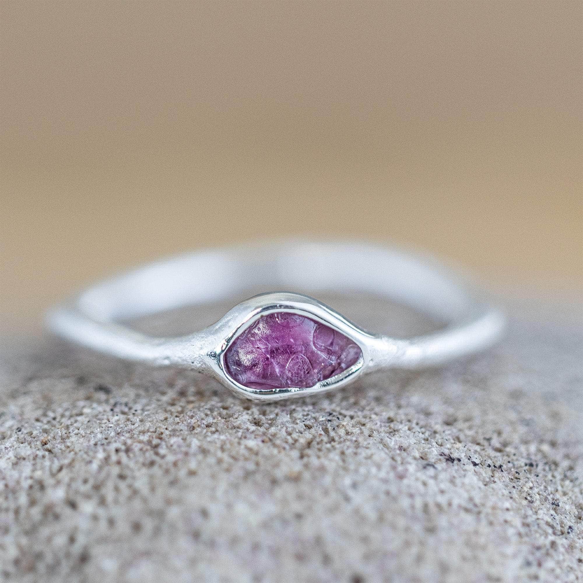 Qonn Minimalist 925 Silver Ring with Natural Ruby Crystal