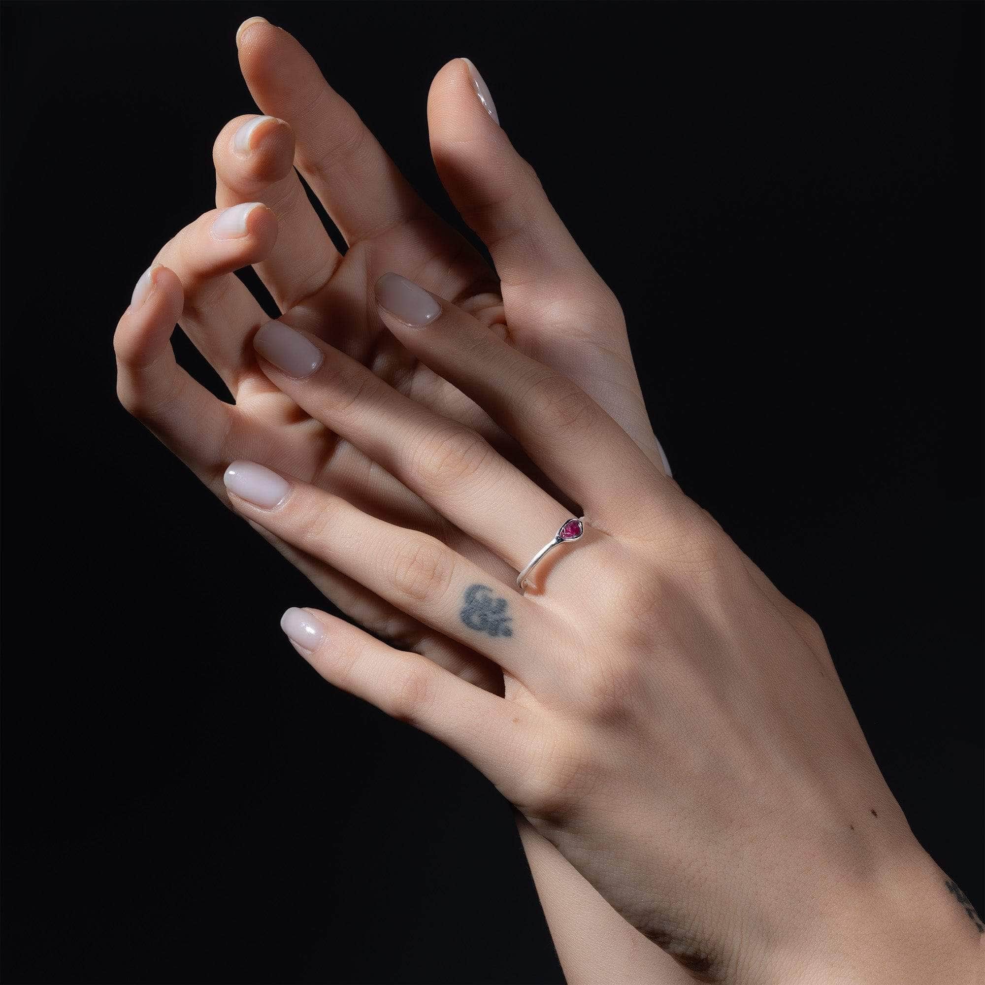 Qonn Minimalist 925 Silver Ring with Natural Ruby Crystal