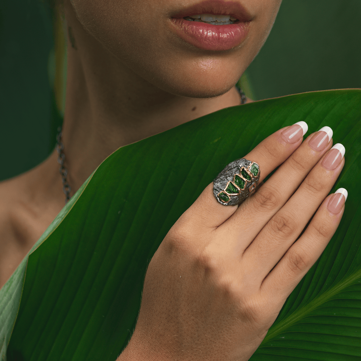 Freyja Singular Edition Wide Band Natural Raw Chrome Diopside Silver Ring