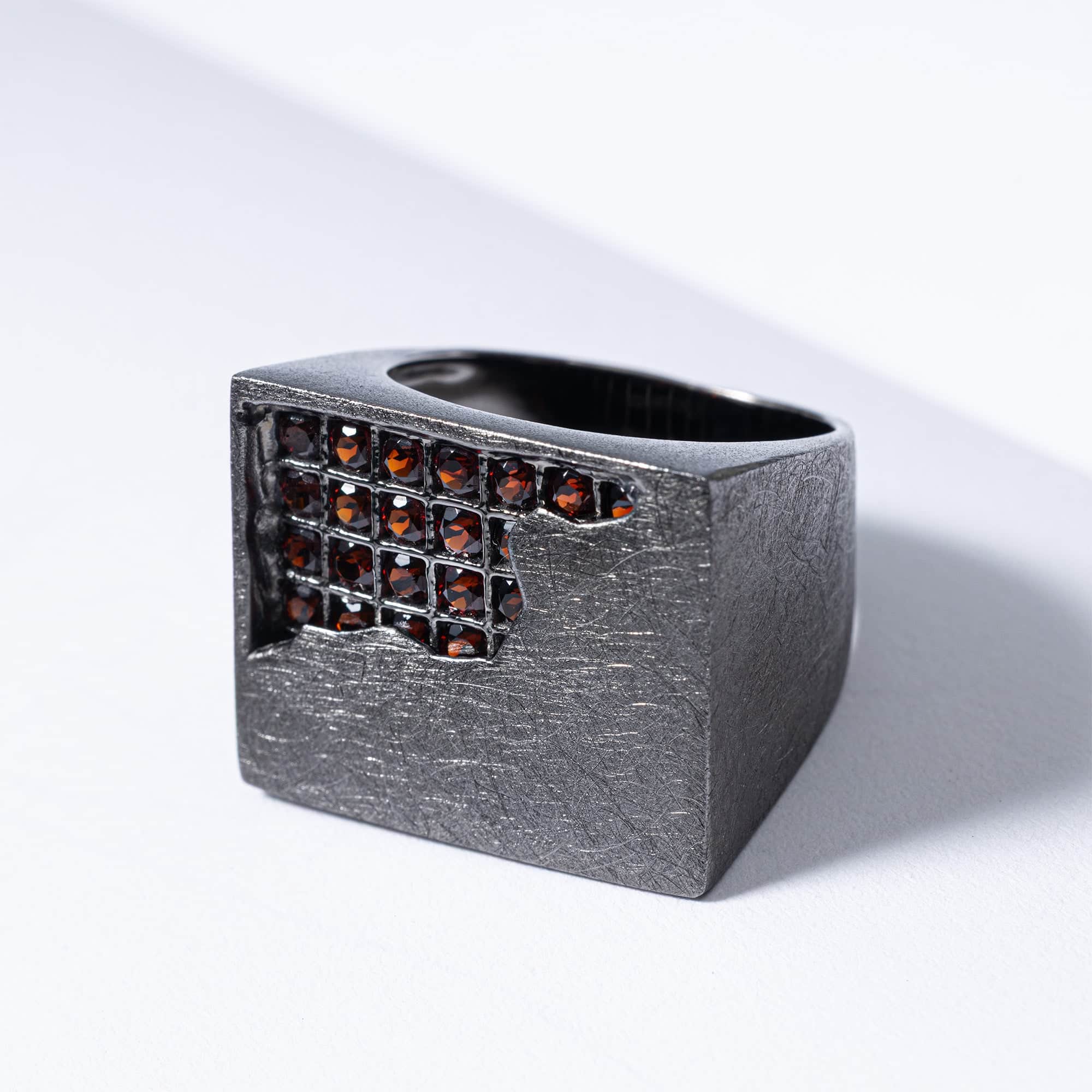 Kratos Singular Edition 925 Silver Signet Ring with Red Garnet Tiles