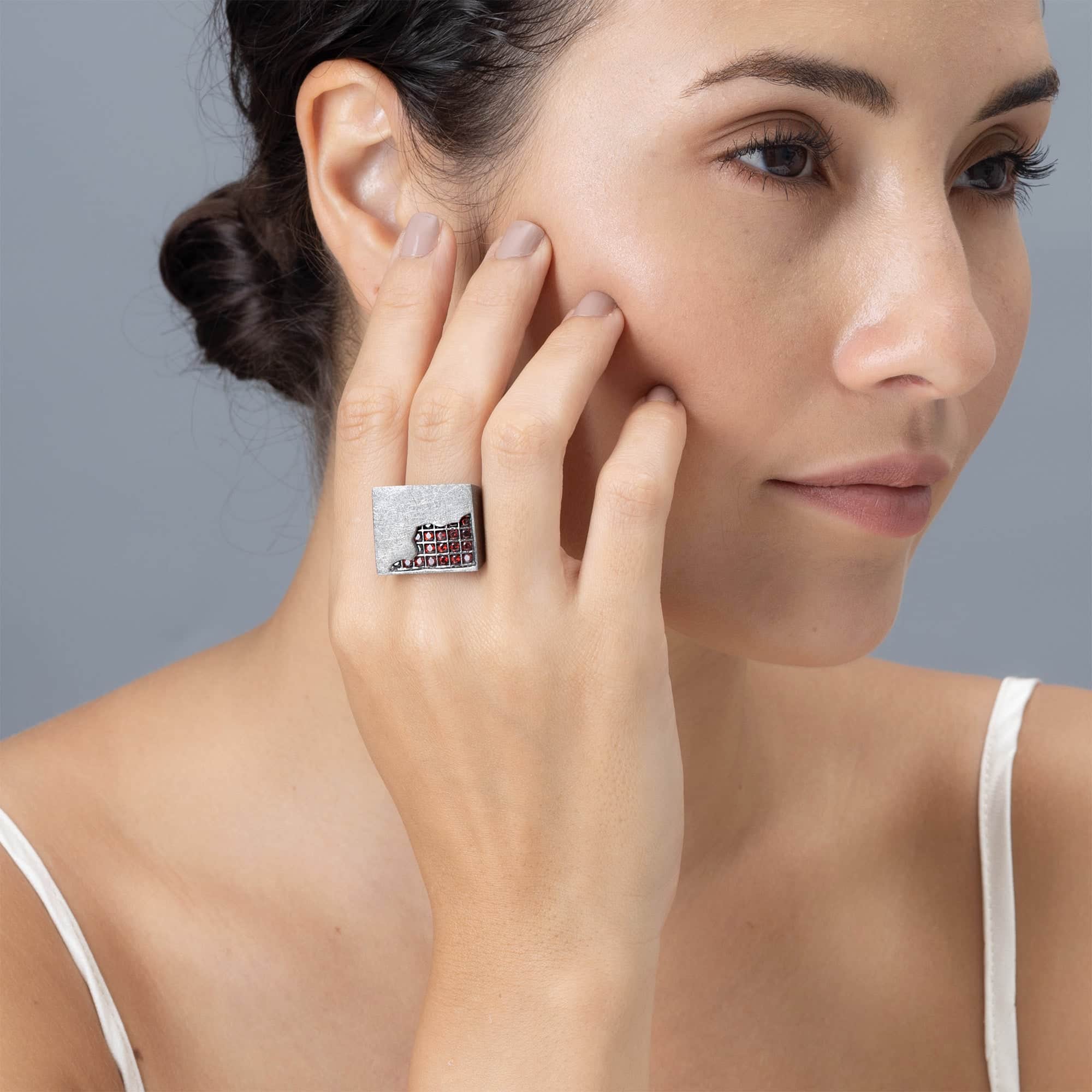 Kratos Singular Edition 925 Silver Signet Ring with Red Garnet Tiles