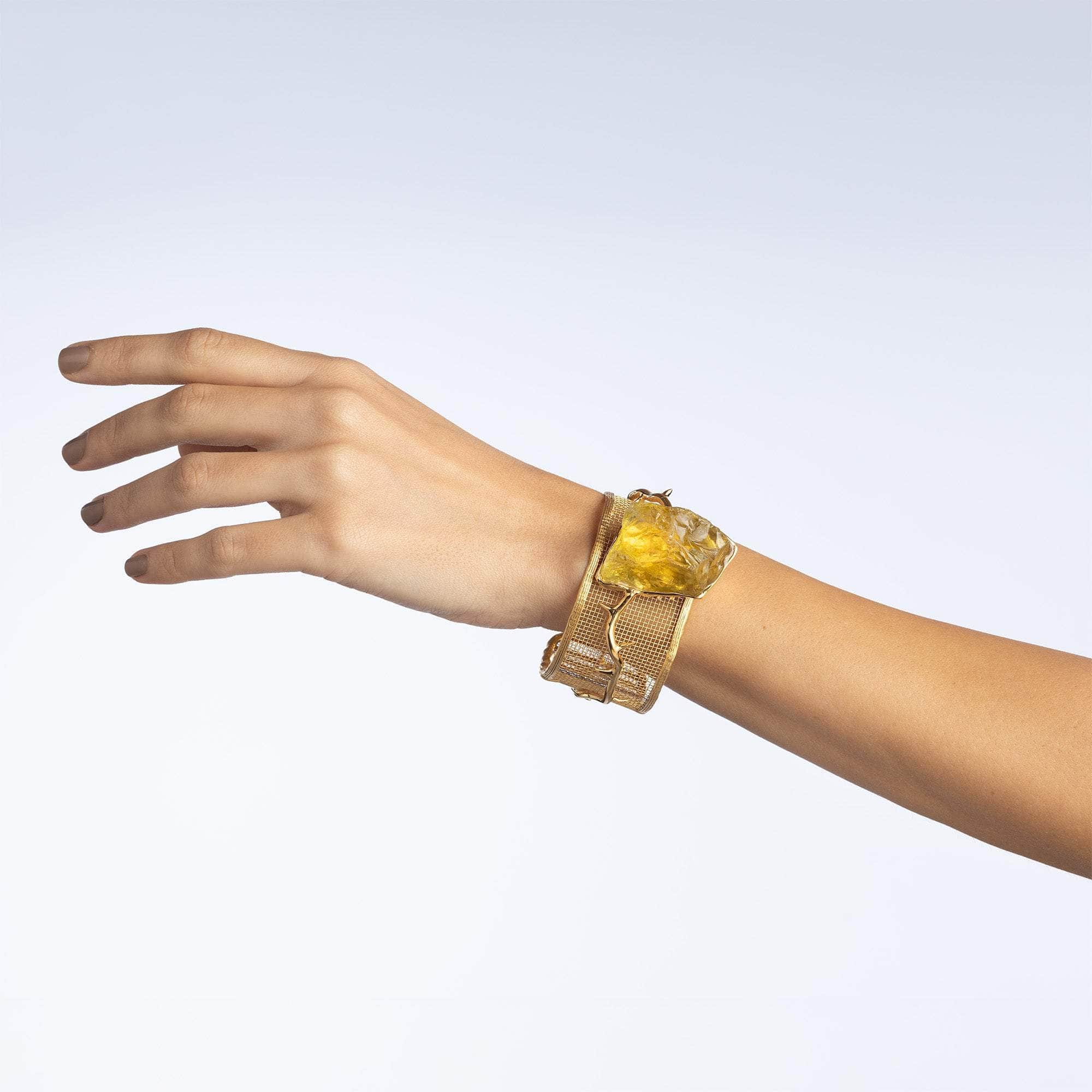 Yrsa Rough Lemon Quartz Bangle