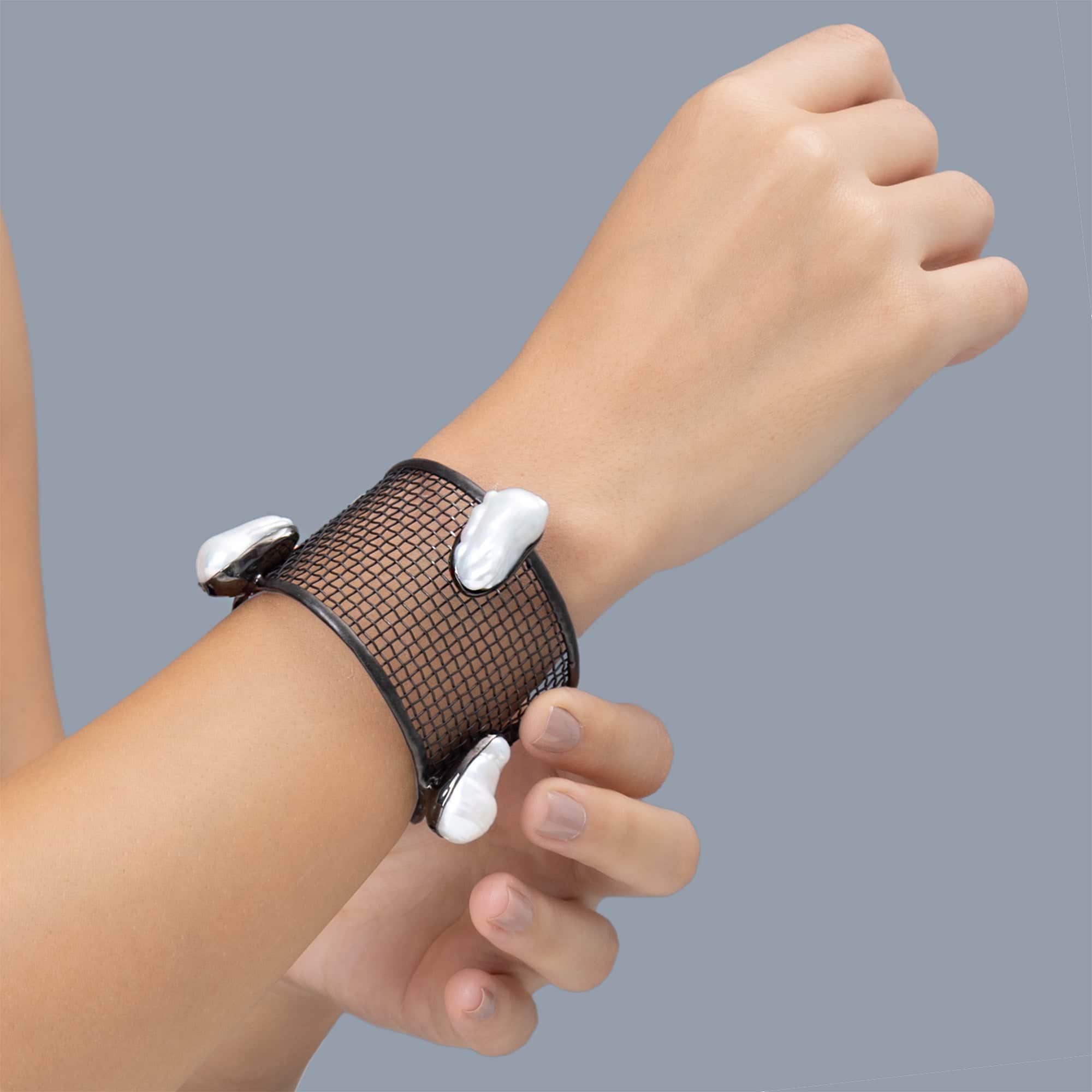 Kalon Singular Edition Titanium Mesh & Silver Bangle in Anthracite with Baroque Pearl