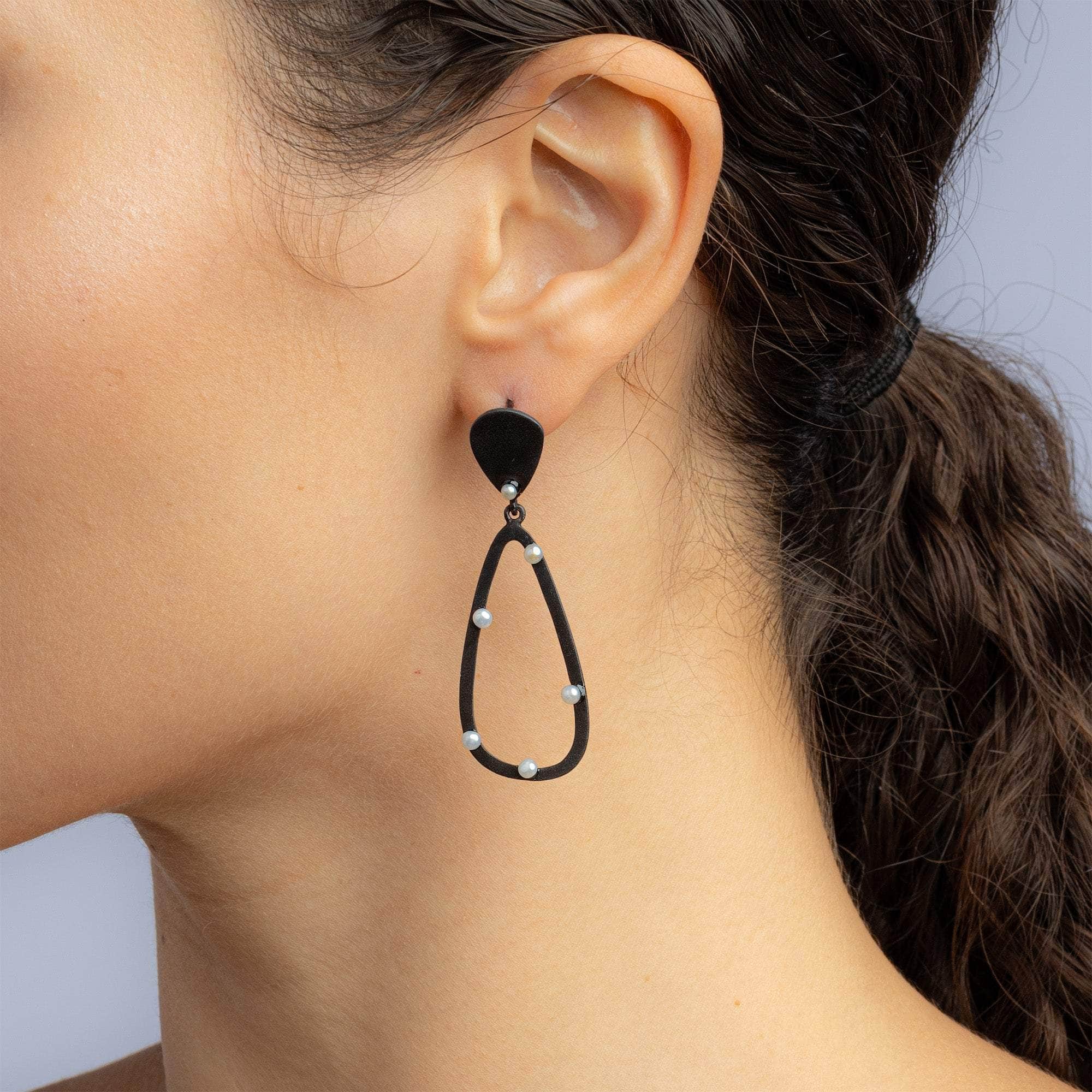 Lonoe  Iconic 925 Sterling Silver Earrings with White Cultured Micro Pearls (Anthracite-Plated)