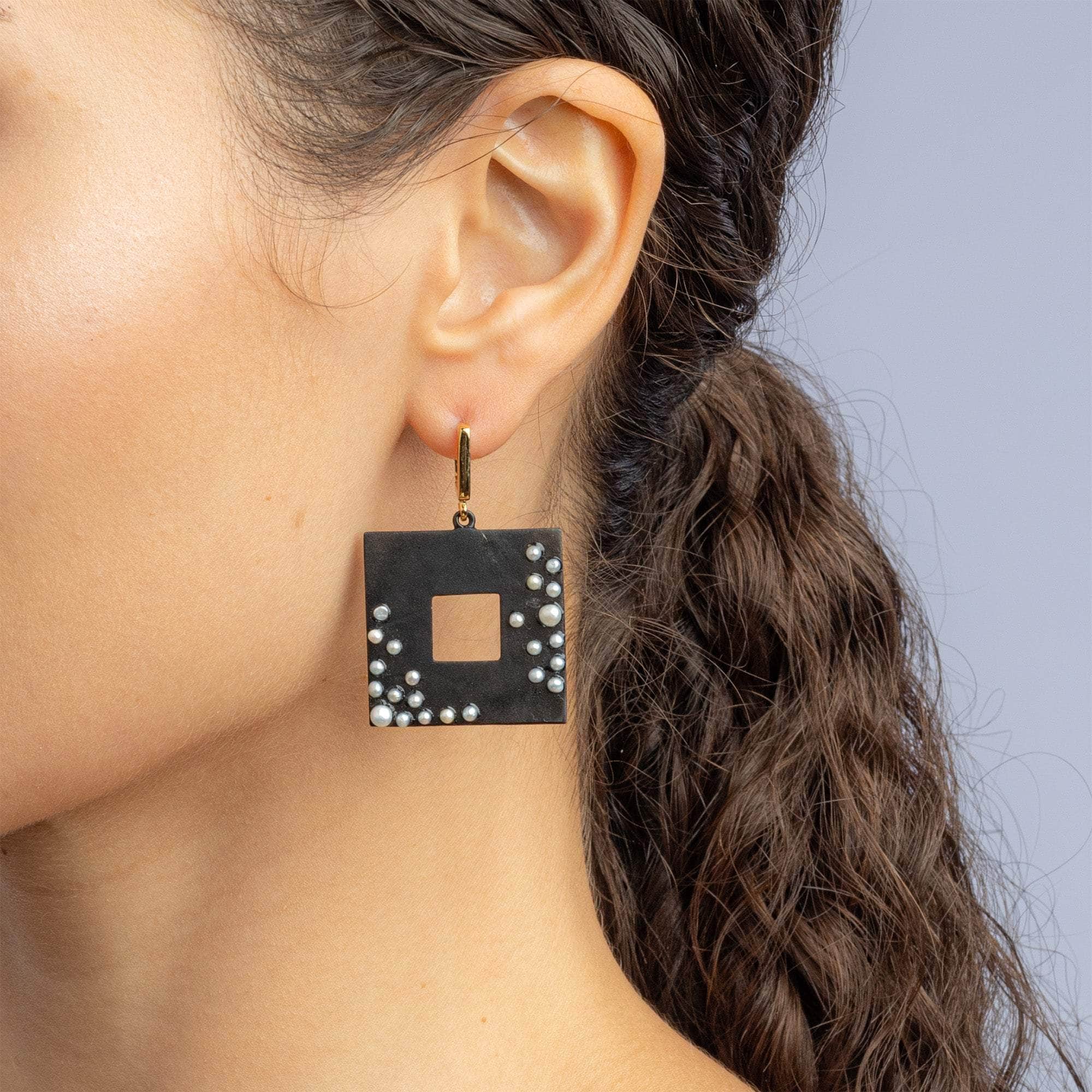 Ahti Designer High Contrast Asymmetric Earrings with Cultured MIcro Pearl in 925 Silver (Anthracite-Plated)