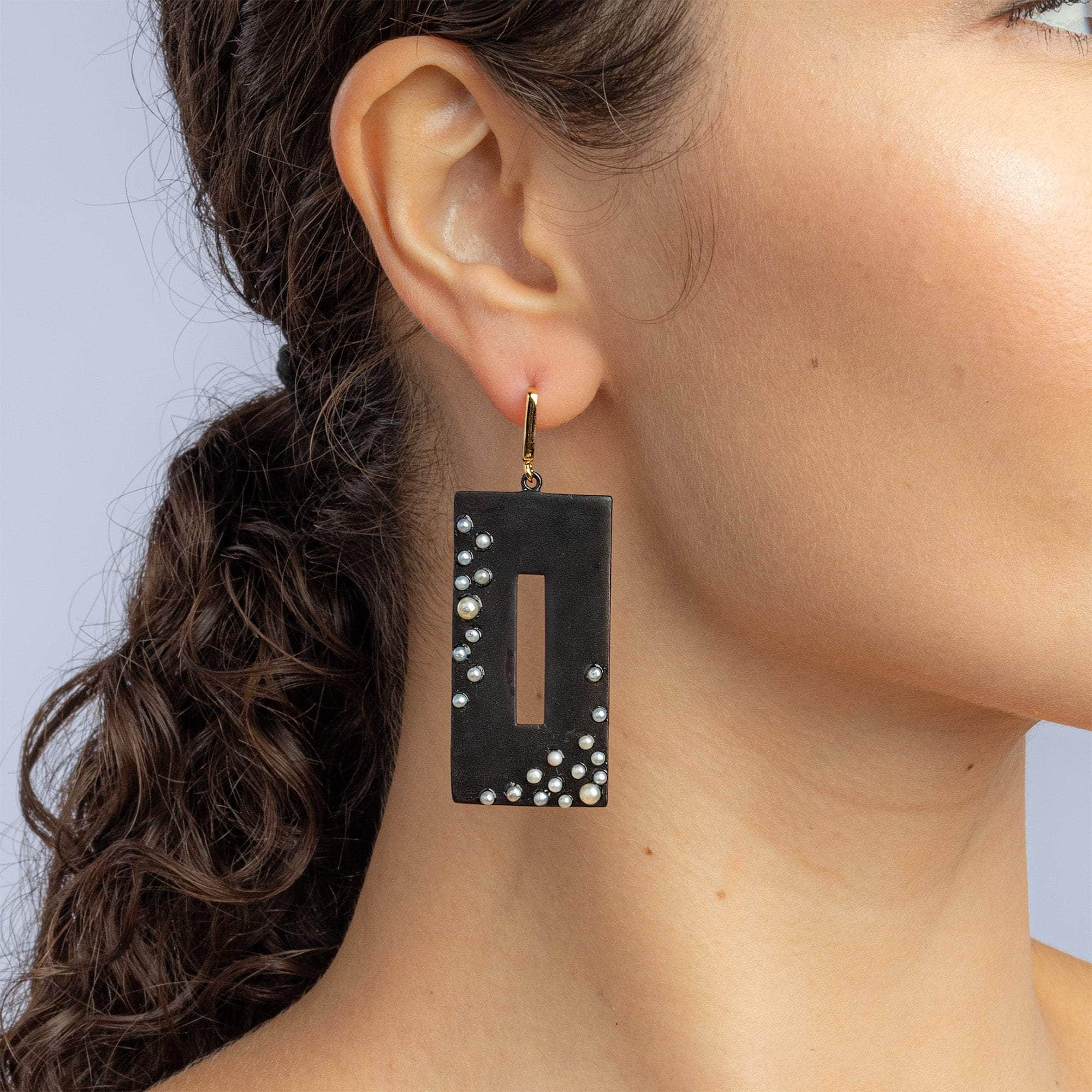Ahti Designer High Contrast Asymmetric Earrings with Cultured MIcro Pearl in 925 Silver (Anthracite-Plated)