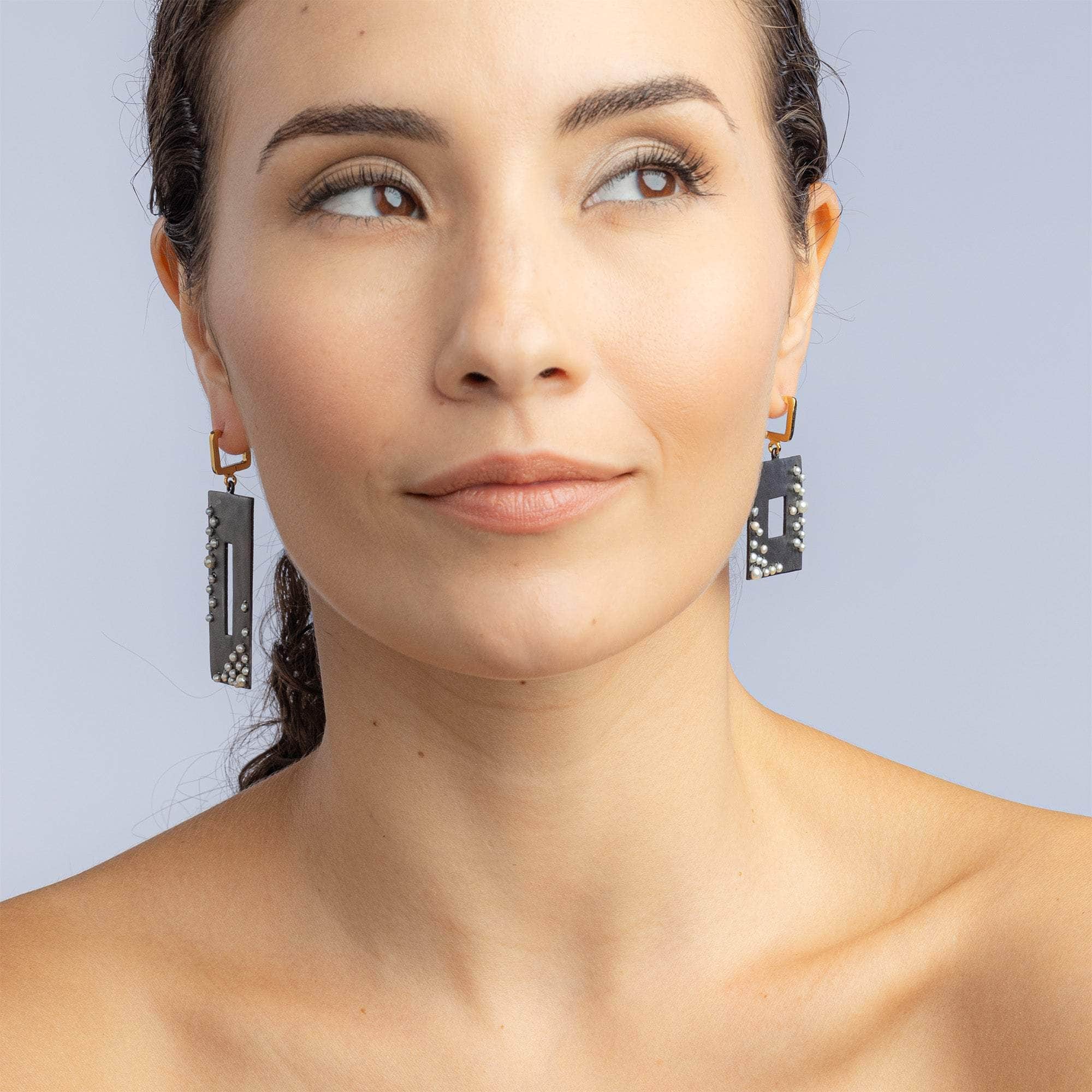 Ahti Designer High Contrast Asymmetric Earrings with Cultured MIcro Pearl in 925 Silver (Anthracite-Plated)