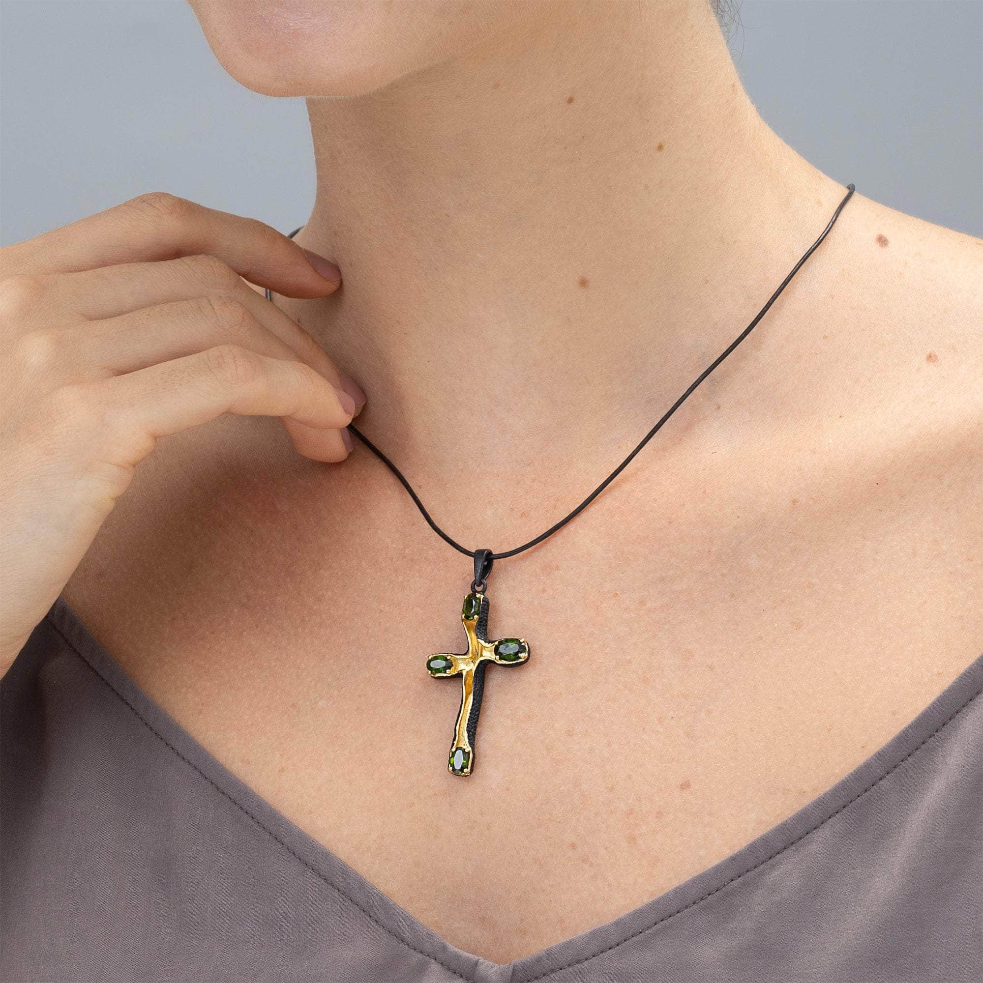 Friling Modern Silver Cross Pendant with Natural Oval-Cut Chrome Diopside