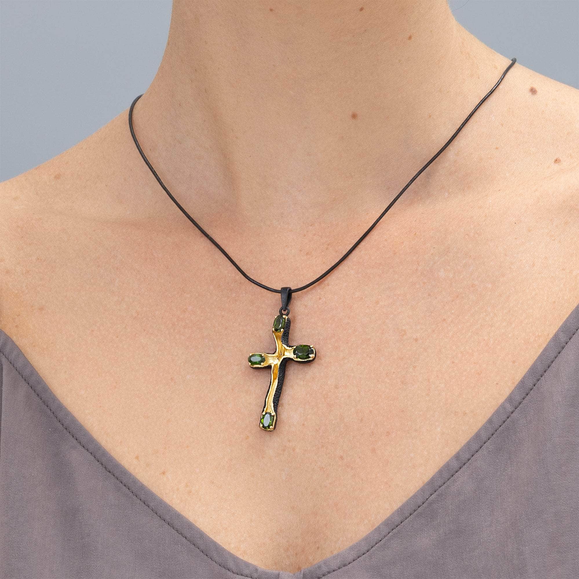 Friling Modern Silver Cross Pendant with Natural Oval-Cut Chrome Diopside